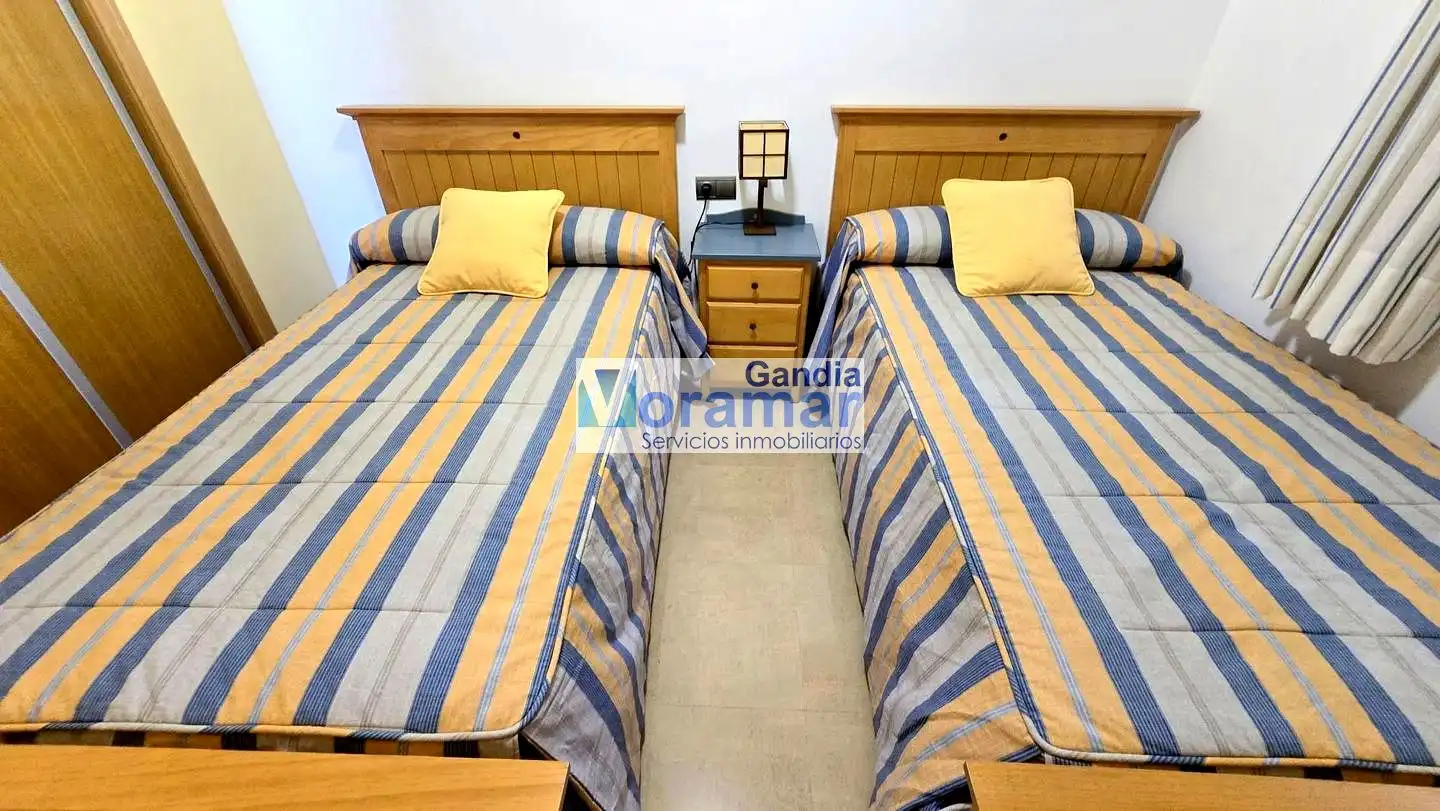 Dormitori de Apartament de lloguer en Gandia amb Aire condicionat, Terrassa i Moblat