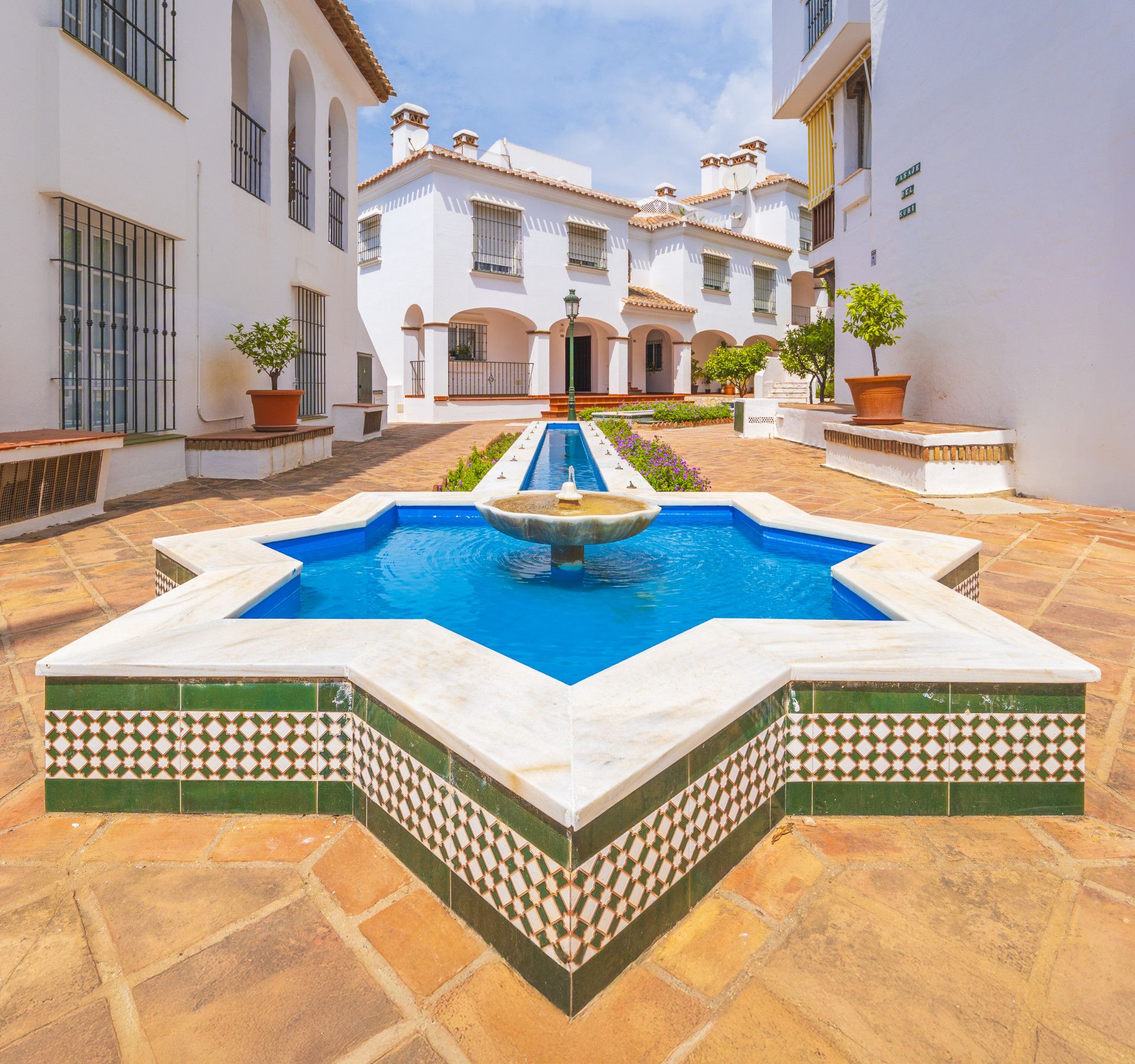 Vista exterior de Piso en venta en Mijas con Terraza, Piscina y Internet