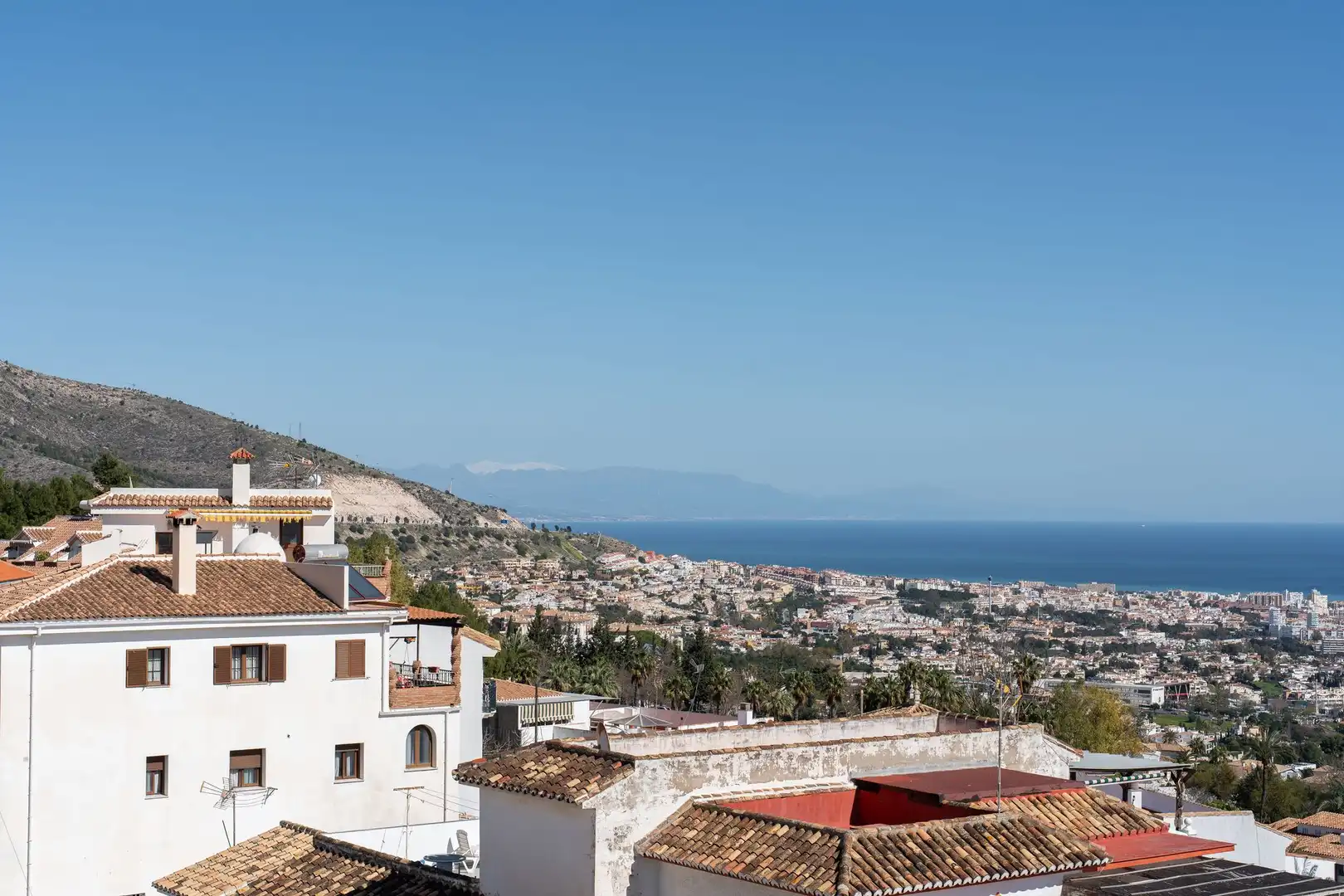 Vista exterior de Casa adosada en venda en Benalmádena amb Terrassa i Balcó