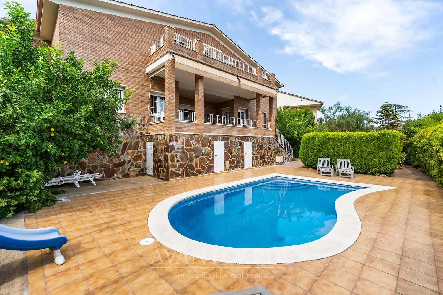 Piscina de Casa o xalet en venda en Pallejà amb Aire condicionat, Calefacció i Jardí privat