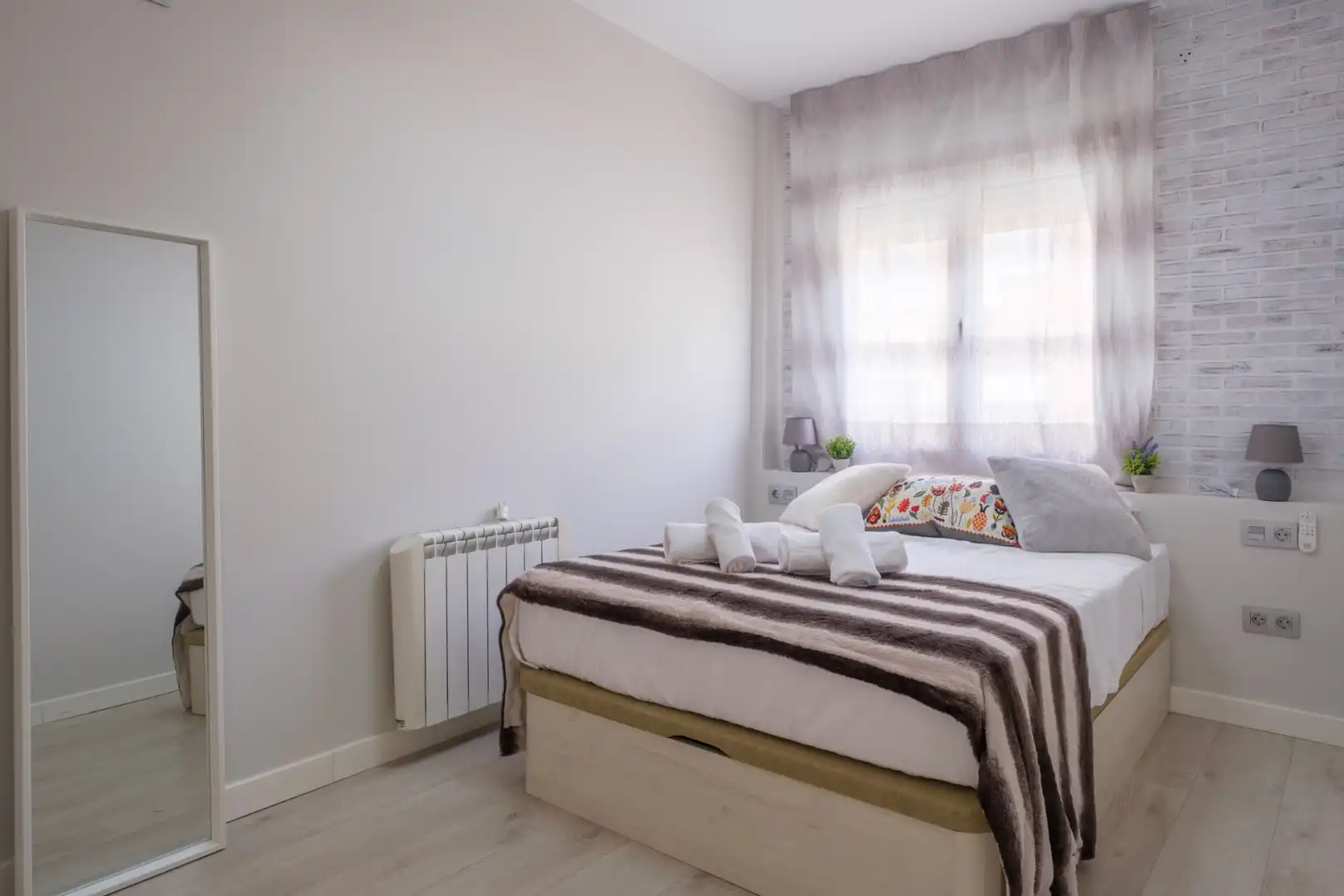 Bedroom of Flat for rent in Zaragoza  with Furnished and Internet