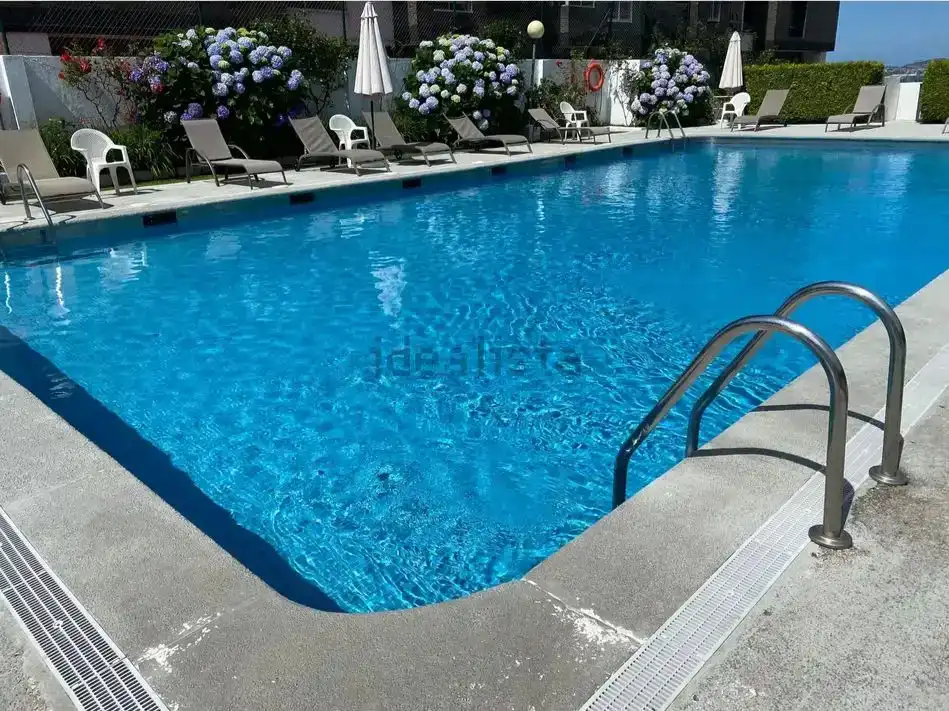 Piscina de Apartament en venda en Vigo  amb Jardí privat, Parquet i Traster