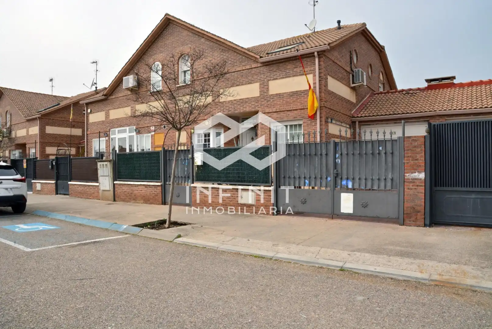 Casa adosada en venta en Villanueva de la Torre