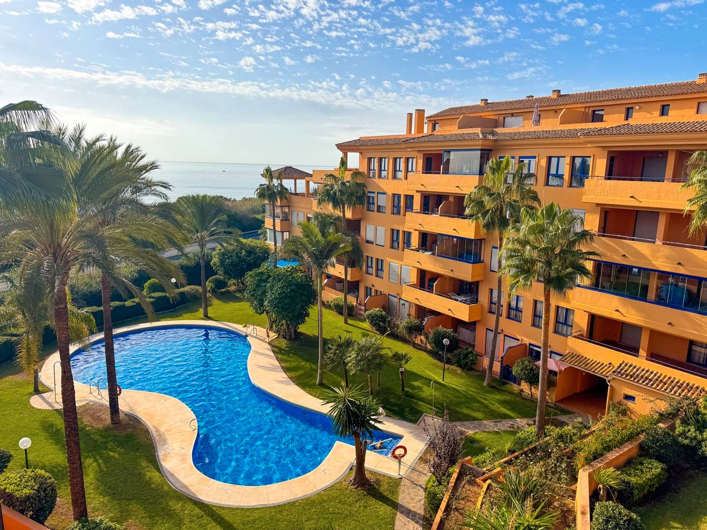 Vista exterior de Apartament en venda en Manilva amb Aire condicionat, Calefacció i Terrassa