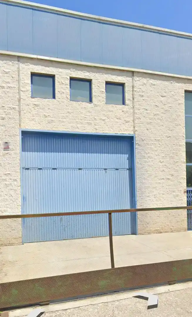 Außenansicht von Fabrikhallen zur Miete in Tortosa