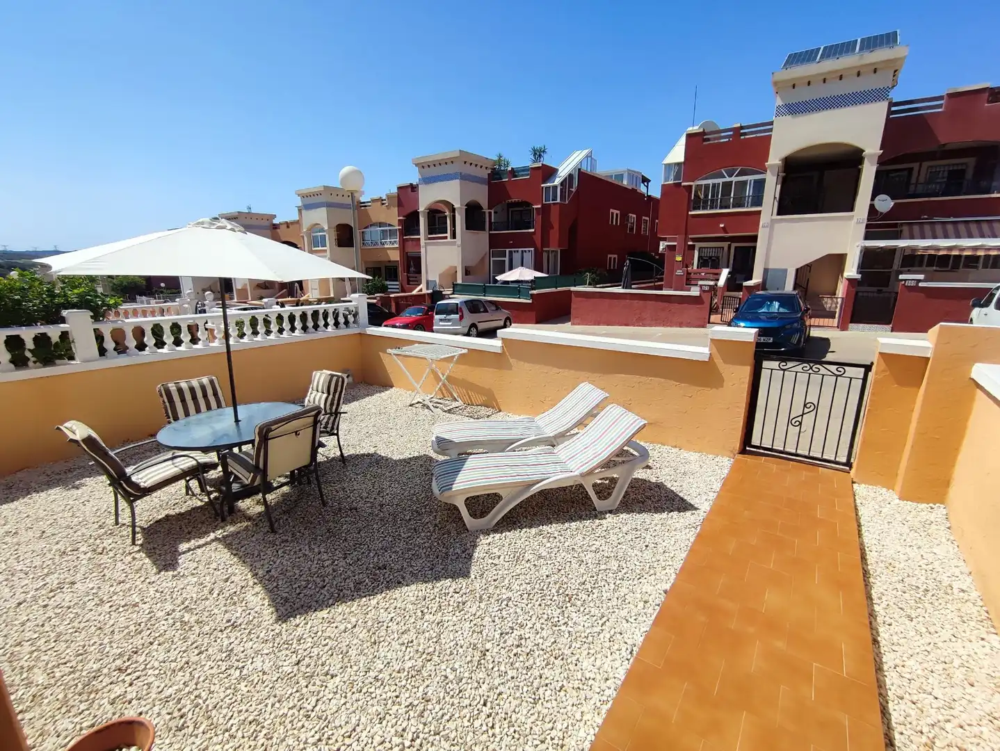 Terrasse von Einfamilien-Reihenhaus zum Verkauf in Orihuela mit Klimaanlage, Terrasse und Möbliert