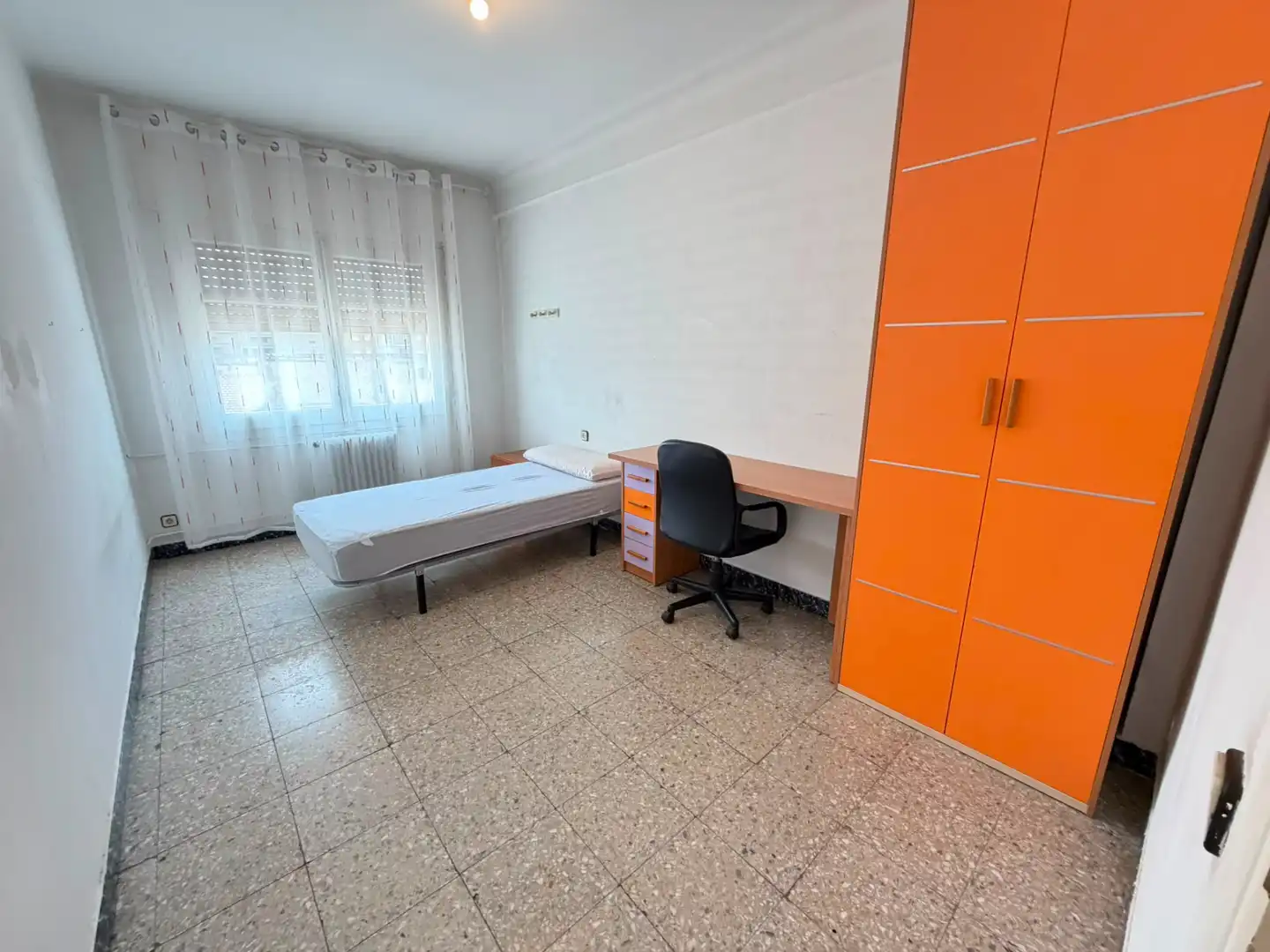 Habitación de Piso de alquiler en Lleida con Calefacción, Amueblado y Horno