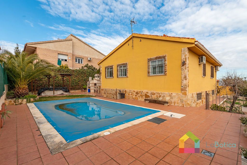 Vista exterior de Casa o xalet en venda en Cobisa amb Aire condicionat, Calefacció i Jardí privat