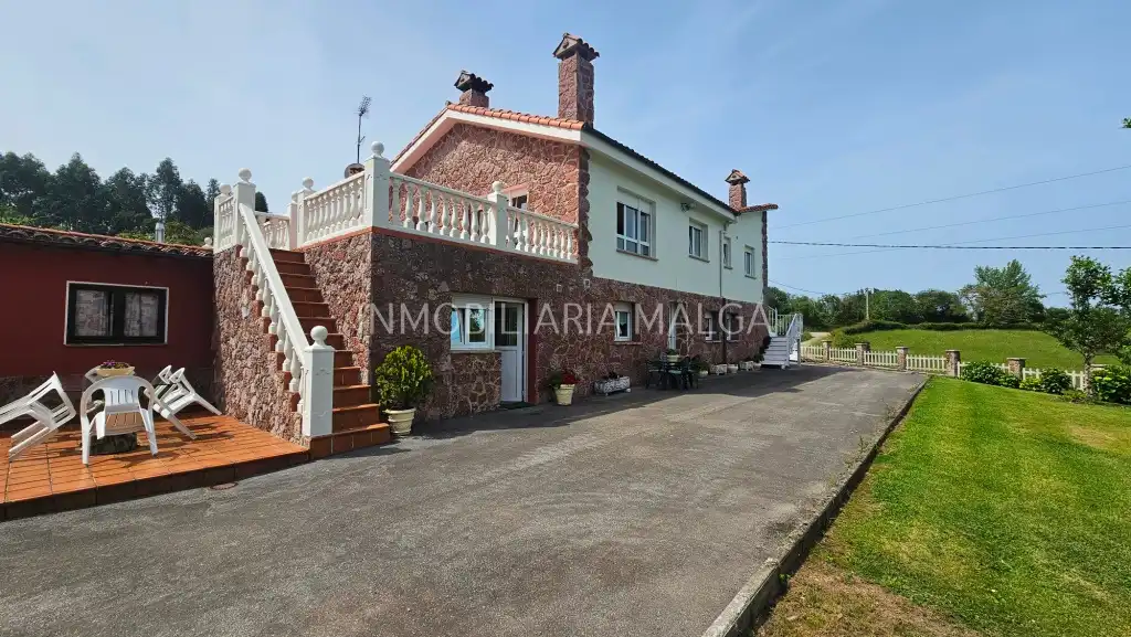 Vista exterior de Casa o chalet en venta en Colunga con Calefacción, Jardín privado y Parquet