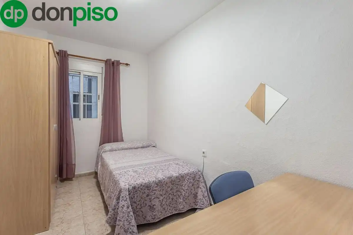 Habitación de Piso en venta en Granada con Amueblado