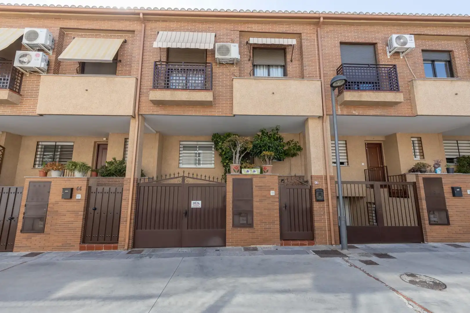 Vista exterior de Casa adosada en venda en Armilla amb Calefacció