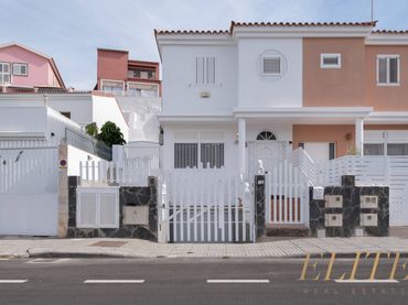 Casa aparellada amb balcó en venda a Calle ALFREDO KRAUS 74