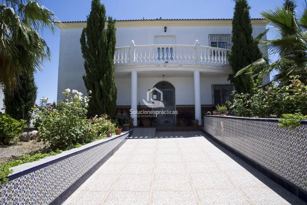 Villa con terrazza in vendita a Fuerte del Rey