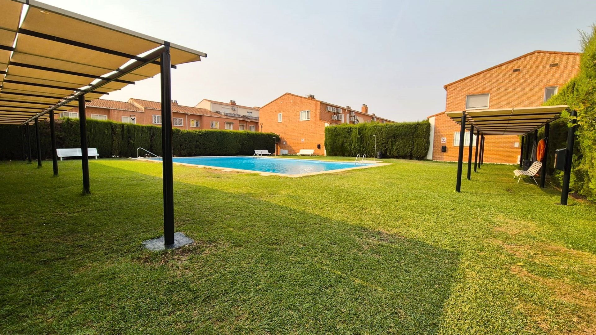 Piscina de Casa adosada en venda en Badajoz Capital amb Aire condicionat, Calefacció i Jardí privat