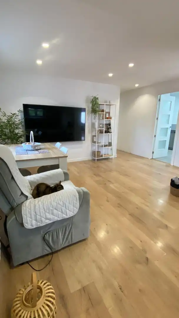 Sala d'estar de Casa o xalet en venda en La Pobla de Vallbona amb Aire condicionat, Terrassa i Piscina comunitària