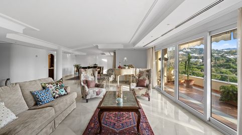 Villa en primera línea de golf con amplios espacios en Río Real, Marbella Este, image 4