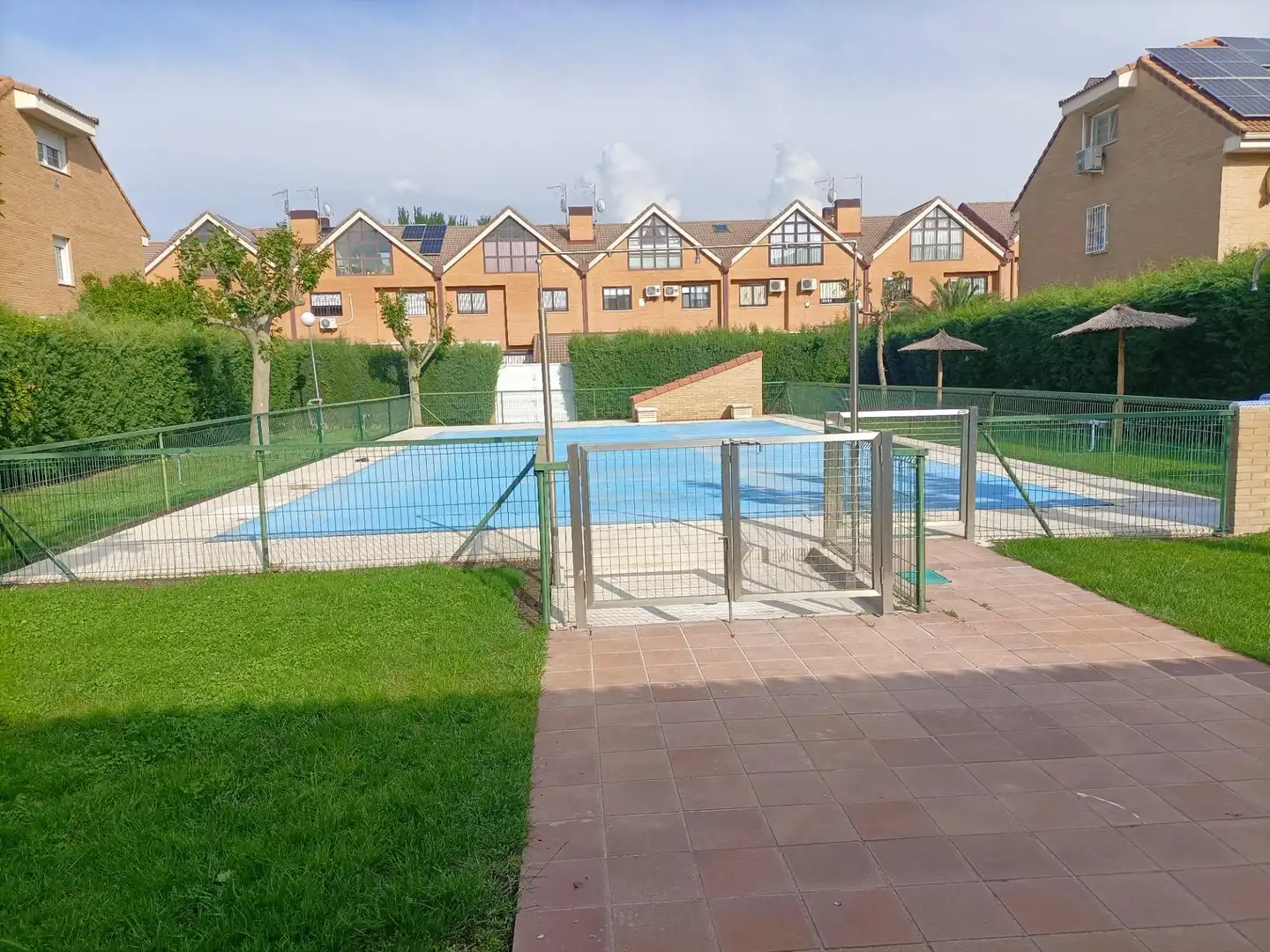 Piscina de Casa adosada en venda en Valdemoro amb Calefacció, Jardí privat i Piscina comunitària
