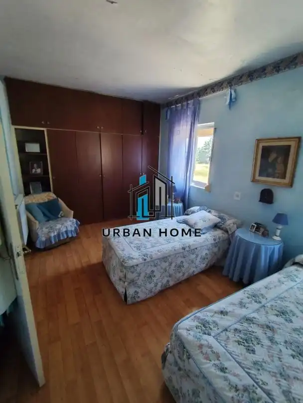 Dormitori de Casa o xalet en venda en León Capital  amb Calefacció i Jardí privat