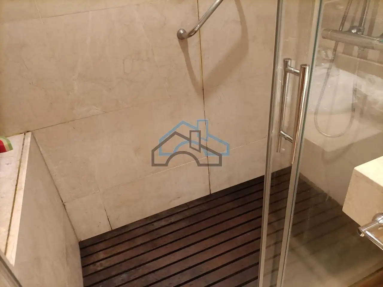Badezimmer von Dachboden zur Miete in Cambre  mit Heizung, Parkett und Terrasse