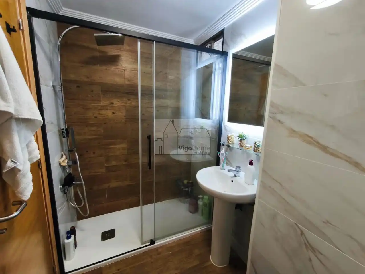 Baño de Piso en venta en Vigo  con Calefacción, Terraza y Trastero