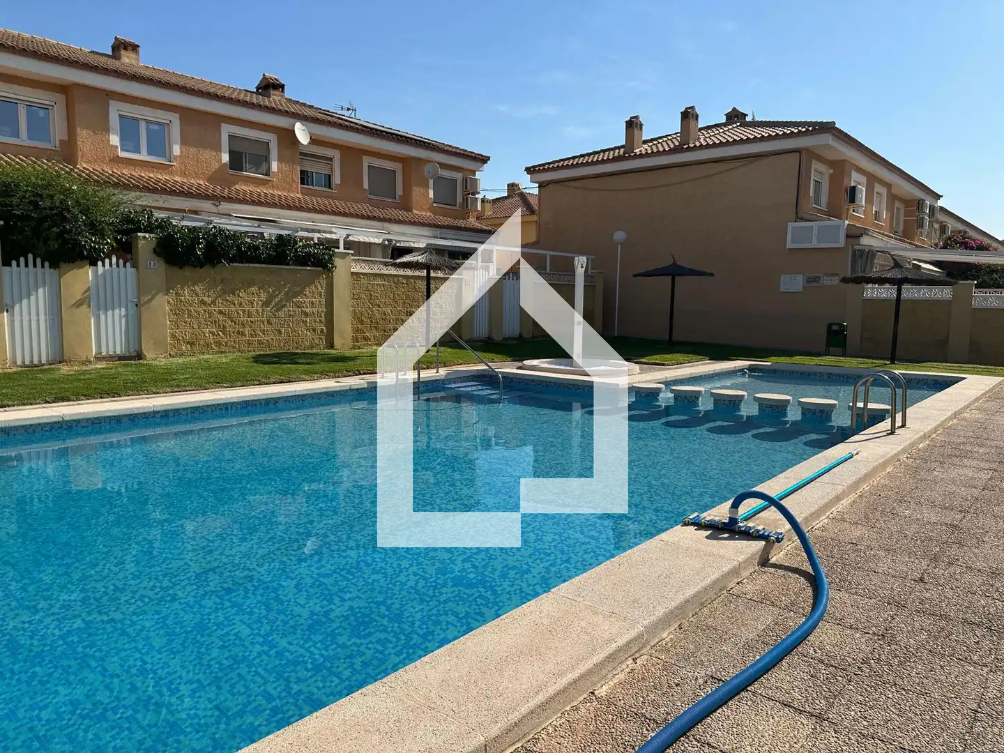 Schwimmbecken von Einfamilien-Reihenhaus zur Miete in San Vicente del Raspeig / Sant Vicent del Raspeig mit Klimaanlage, Terrasse und Möbliert