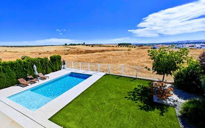 Swimming pool of House or chalet for sale in Aranjuez  with Air Conditioner, Terrace and Swimming Pool