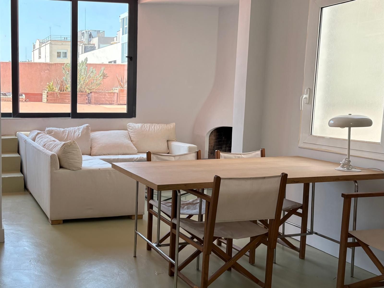 Sala d'estar de Àtic de lloguer en  Barcelona Capital amb Aire condicionat, Terrassa i Moblat