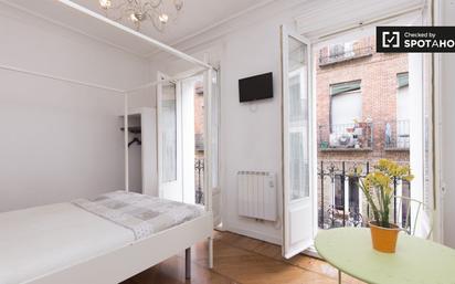 Bedroom of Flat to rent in  Madrid Capital  with Air Conditioner, Heating and Balcony