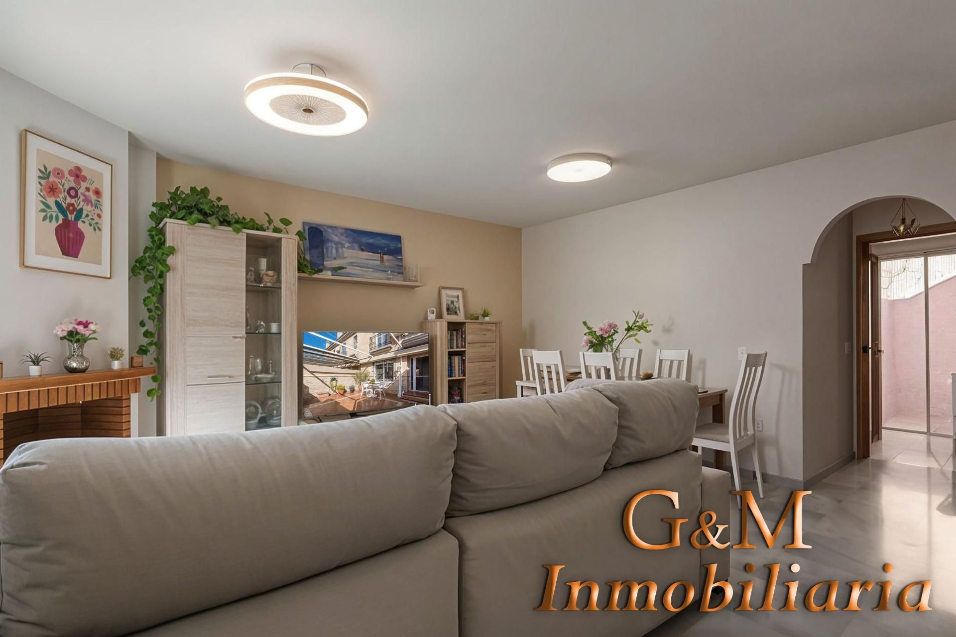 Sala d'estar de Casa adosada en venda en Cártama amb Aire condicionat i Terrassa