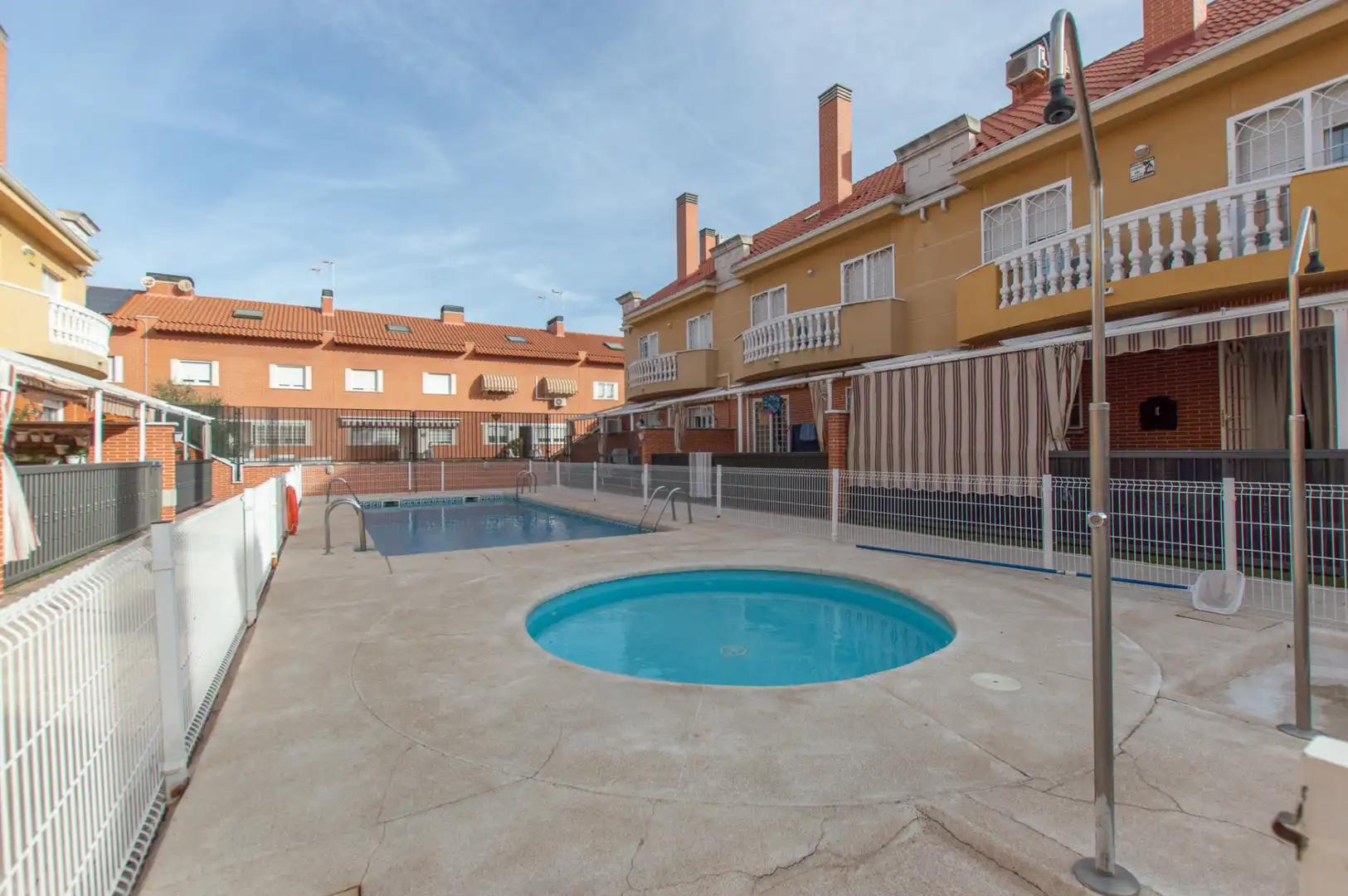 Piscina de Casa adosada en venta en Alcalá de Henares con Aire acondicionado, Calefacción y Terraza