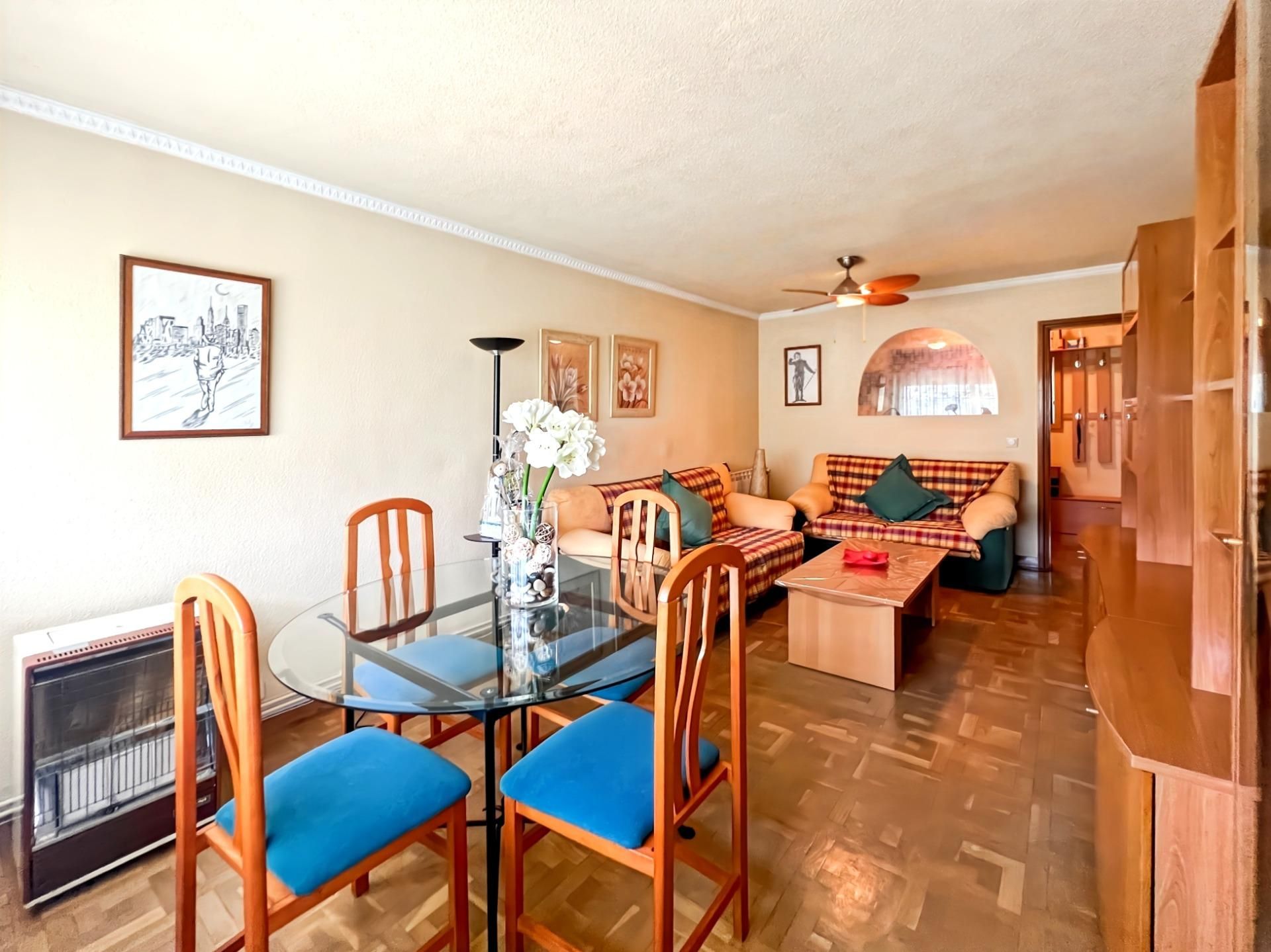 Sala de estar de Piso en venta en  Madrid Capital con Calefacción, Parquet y Terraza