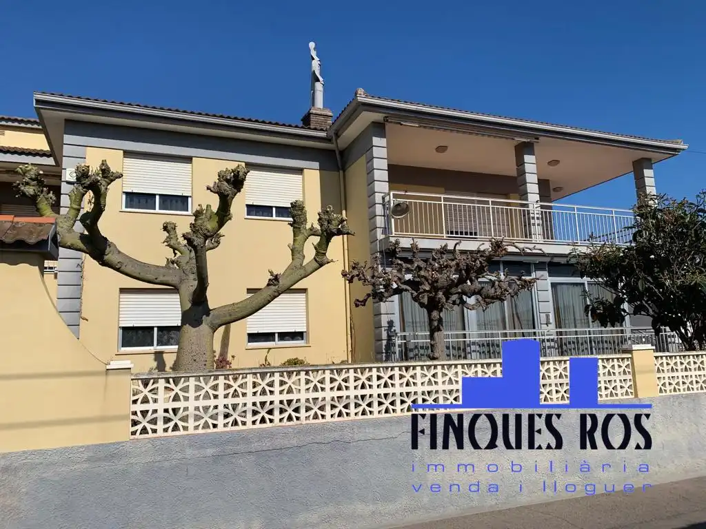 Vista exterior de Casa o xalet en venda en Vinaròs amb Jardí privat, Terrassa i Traster