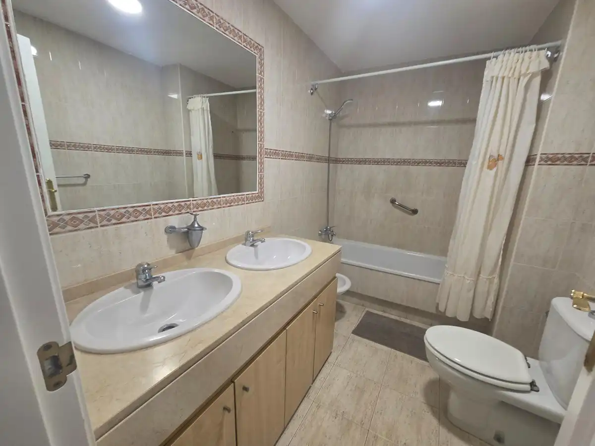 Bany de Apartament en venda en Benalmádena amb Aire condicionat, Calefacció i Jardí privat
