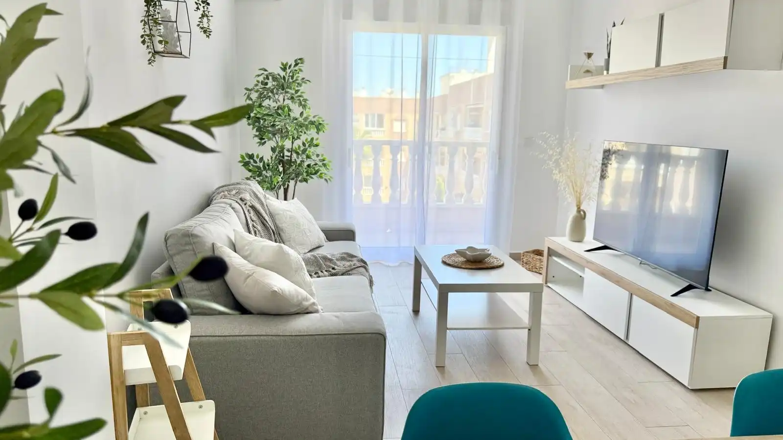 Sala de estar de Apartamento de alquiler en Torrevieja con Aire acondicionado, Calefacción y Terraza