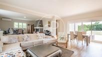 Sala d'estar de Casa o xalet en venda en Boadilla del Monte amb Calefacció, Jardí privat i Traster