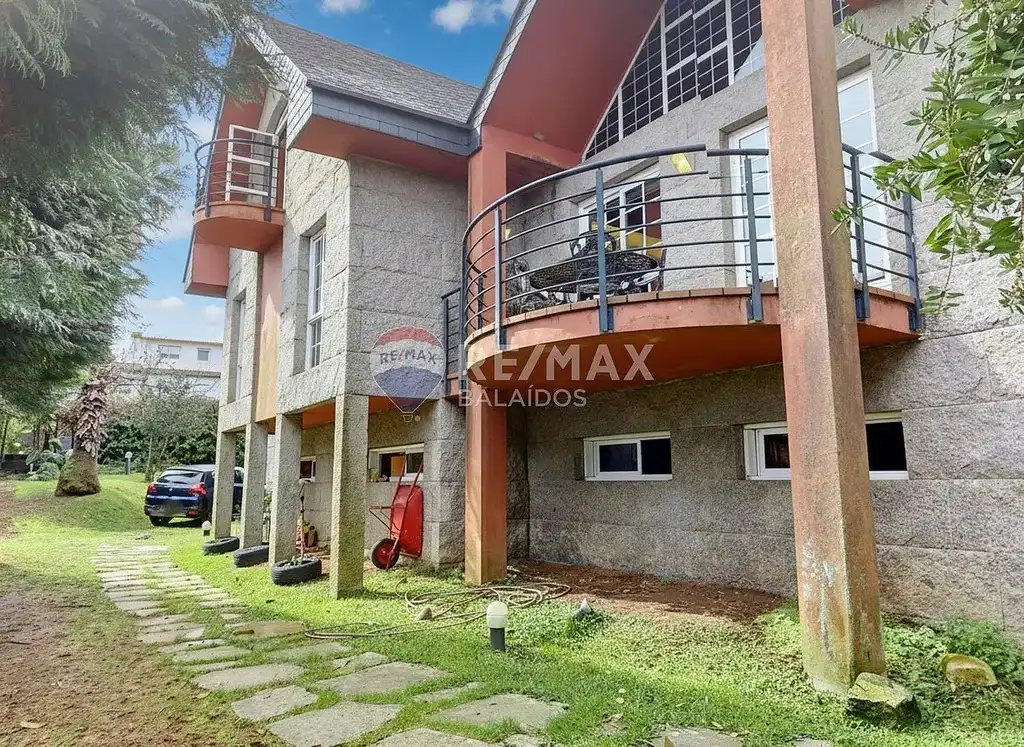 Vista exterior de Casa o chalet en venta en Vigo  con Calefacción, Jardín privado y Parquet