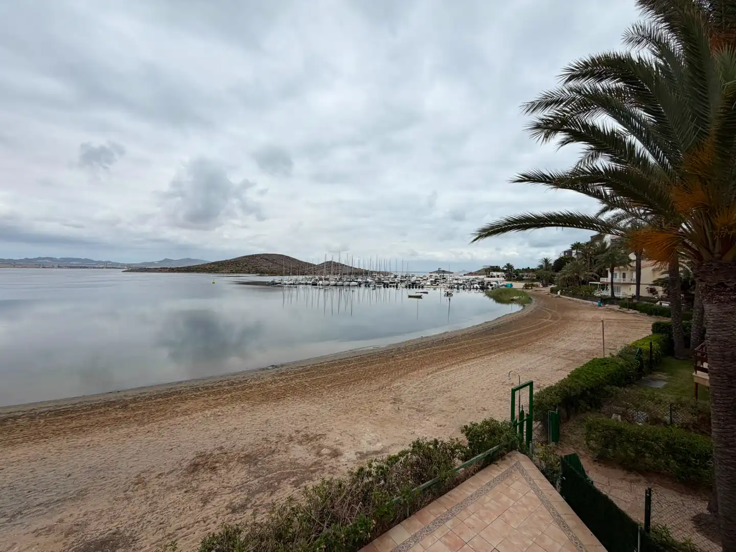 Außenansicht von Einfamilien-Reihenhaus zur Miete in La Manga del Mar Menor mit Privatgarten, Terrasse und Möbliert