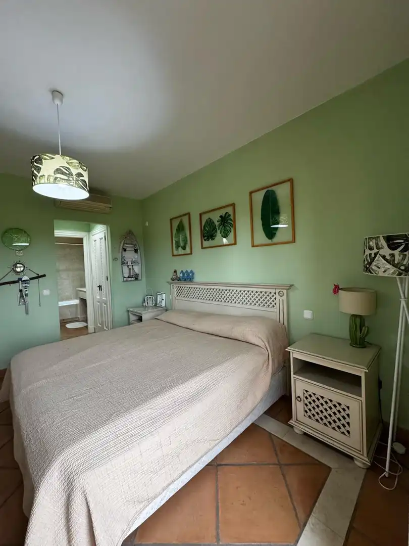 Dormitori de Casa adosada en venda en Sotogrande amb Aire condicionat, Calefacció i Jardí privat
