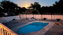 Vista exterior de Casa o xalet en venda en Chiva amb Jardí privat, Terrassa i Traster