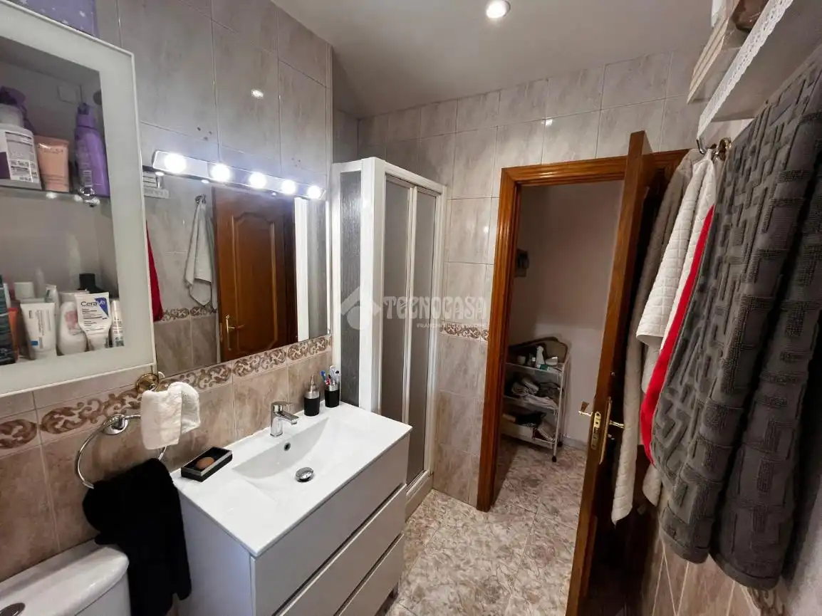 Bathroom of Flat for sale in Madrid  with Air Conditioner and Heating
