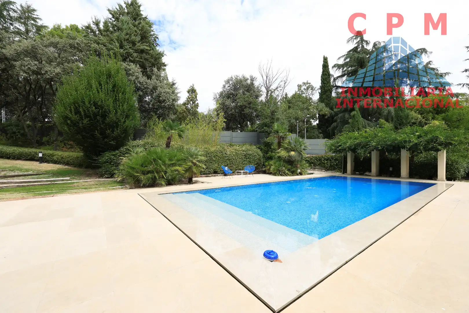 Piscina de Casa o xalet de lloguer en Madrid amb Aire condicionat, Calefacció i Jardí privat