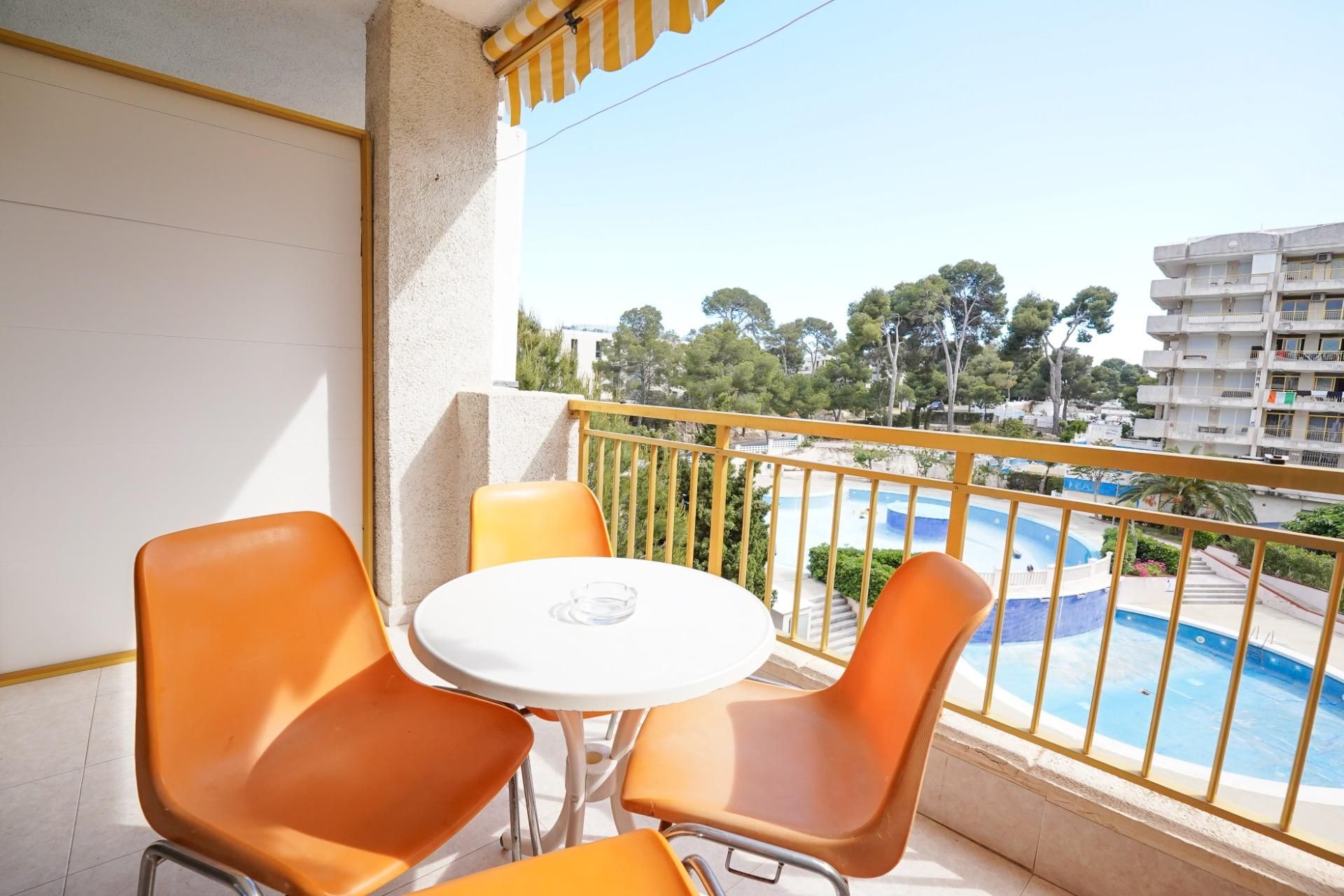 Dormitori de Apartament en venda en Salou amb Jardí privat, Terrassa i Piscina comunitària