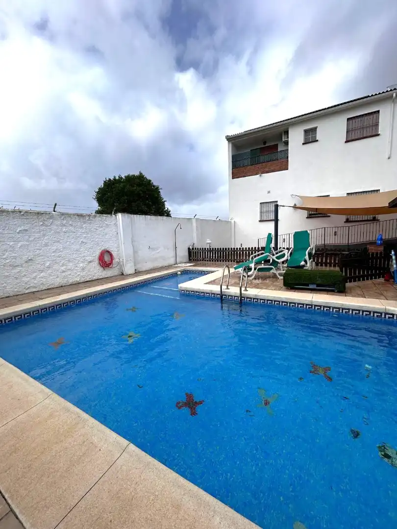 Schwimmbecken von Einfamilien-Reihenhaus zur Miete in Alhaurín El Grande mit Klimaanlage, Terrasse und Abstellraum