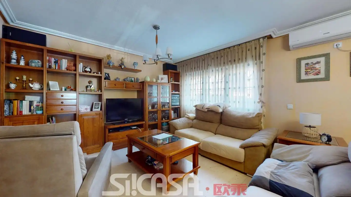 Sala d'estar de Casa adosada en venda en Pintores - Ferial