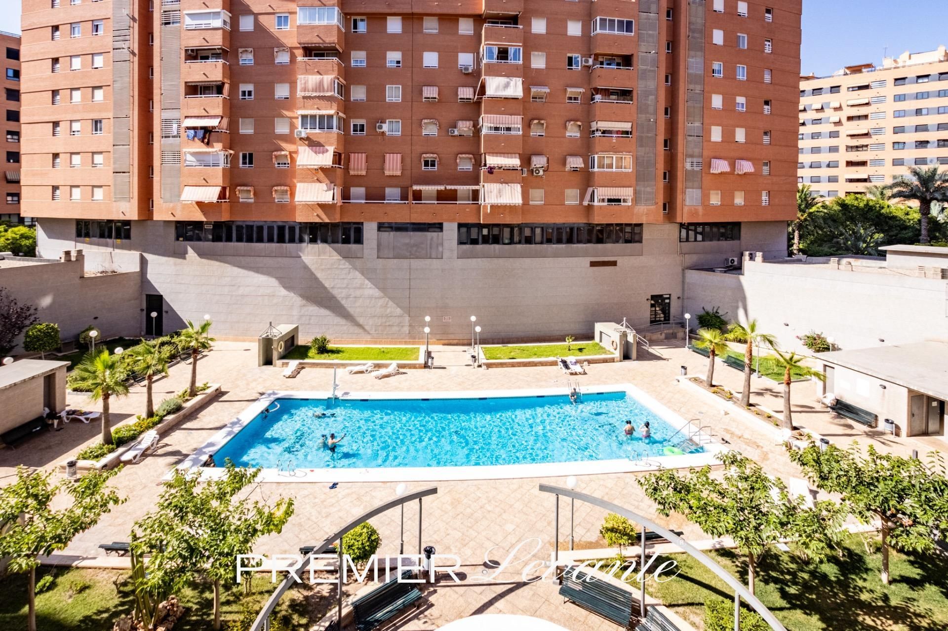 Piscina de Pis en venda en Alicante / Alacant amb Aire condicionat, Jardí privat i Terrassa