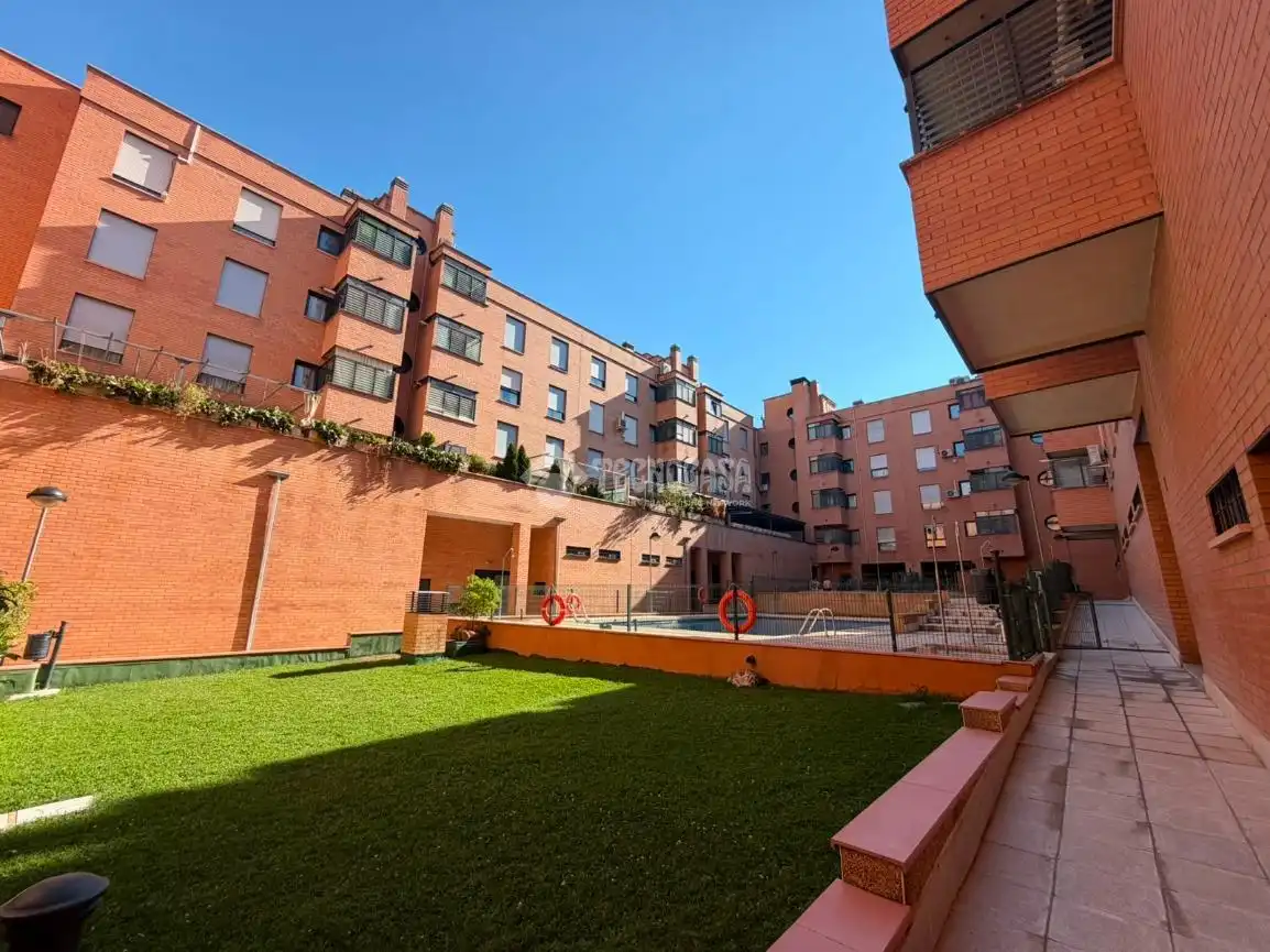 Vista exterior de Pis en venda en Madrid amb Calefacció i Piscina comunitària