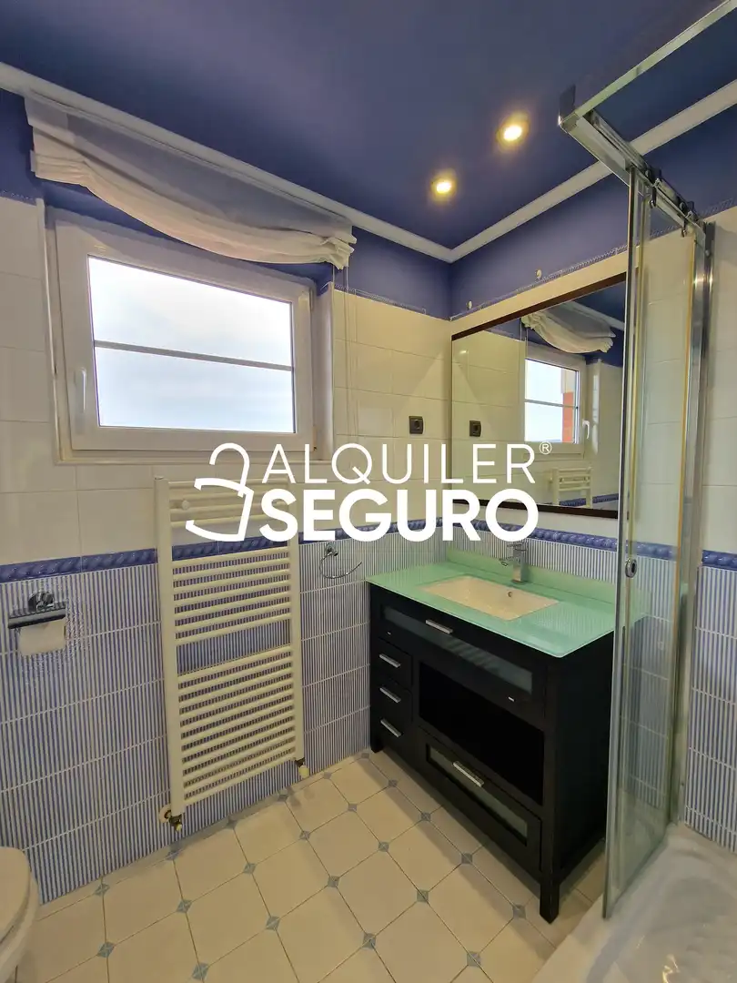 Baño de Piso de alquiler en Getxo  con Calefacción, Terraza y Trastero