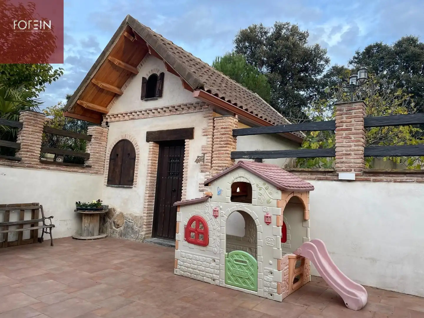 Vista exterior de Casa o chalet en venta en El Casar con Aire acondicionado, Calefacción y Jardín privado