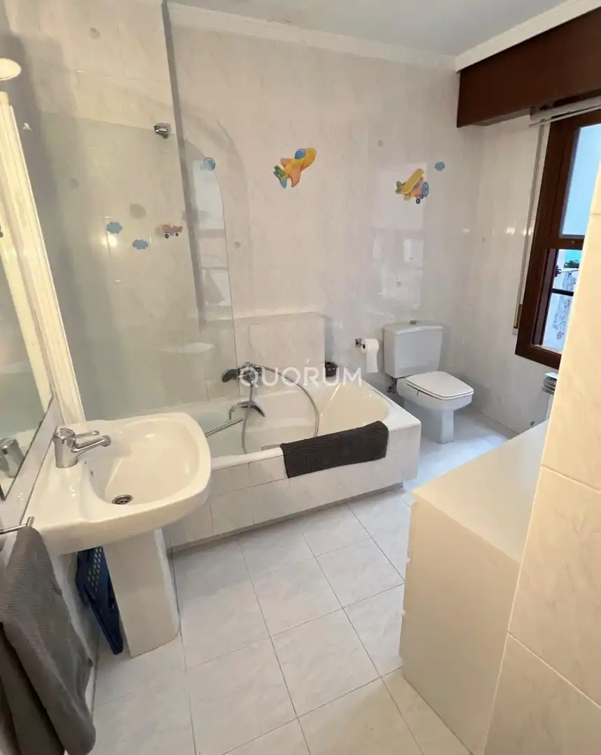 Badezimmer von Wohnung zum Verkauf in Bilbao  mit Heizung