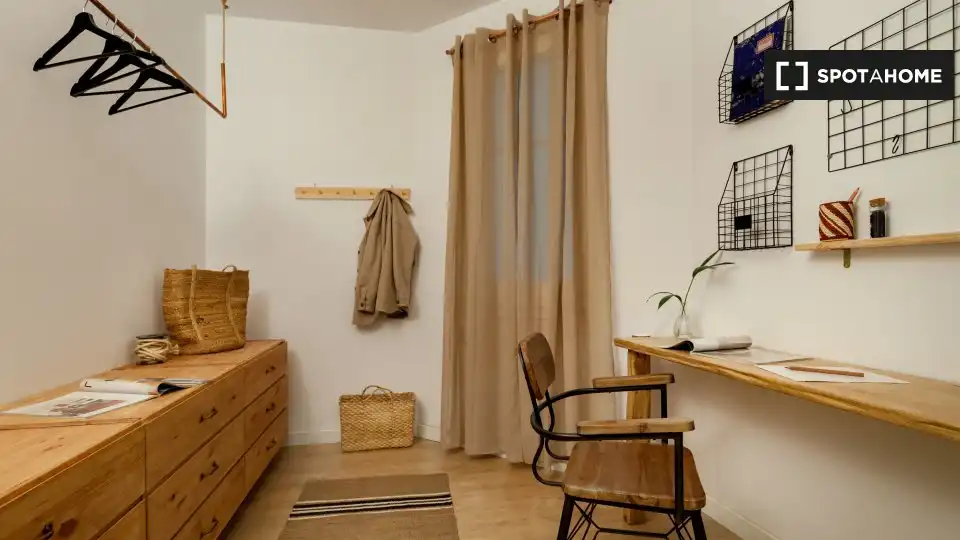 Room in Sant Gervasi- Galvany